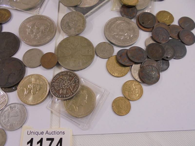 A mixed lot of UK and foreign coins including crowns, £5 etc., - Image 3 of 5