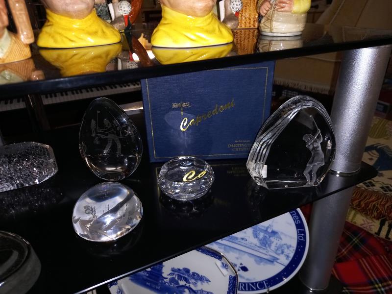 A good selection of golf related glass paperweights & trophies - Image 4 of 4