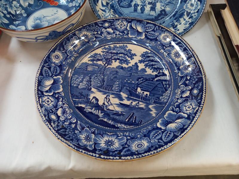 A Chinese blue & white bowl with red bunches of grapes & 2 19th/20th century blue Willow plates - Image 4 of 4