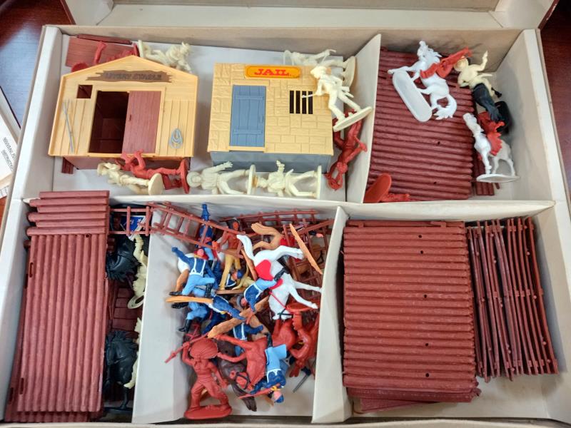 Vintage boxed Timpo toys plastic fort with Cowboys & Indians - Image 3 of 3