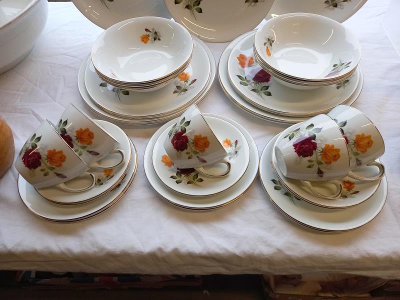 A Alfred Meakin Glo white Rose pattern dinner set - Image 3 of 3