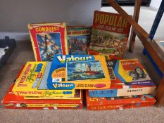 A quantity of vintage jigsaw puzzles.