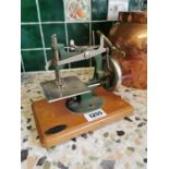 Child's sewing machine Crain