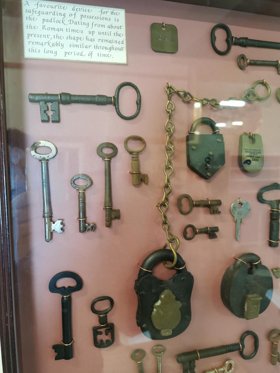 Framed montage of Victorian keys and locks. - Bild 3 aus 4