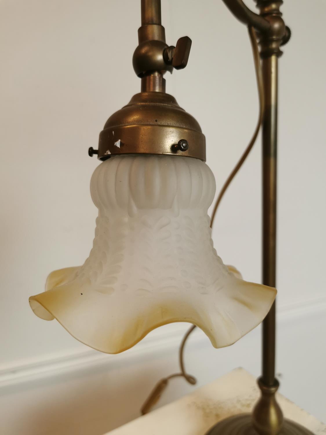 Early 20th C. brass desk lamp with frosted glass shade - Bild 2 aus 4