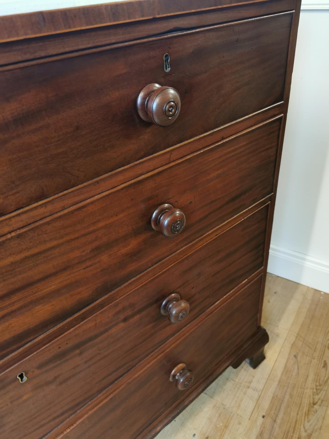 Good quality Georgian mahogany and satinwood chest of drawers - Image 2 of 6