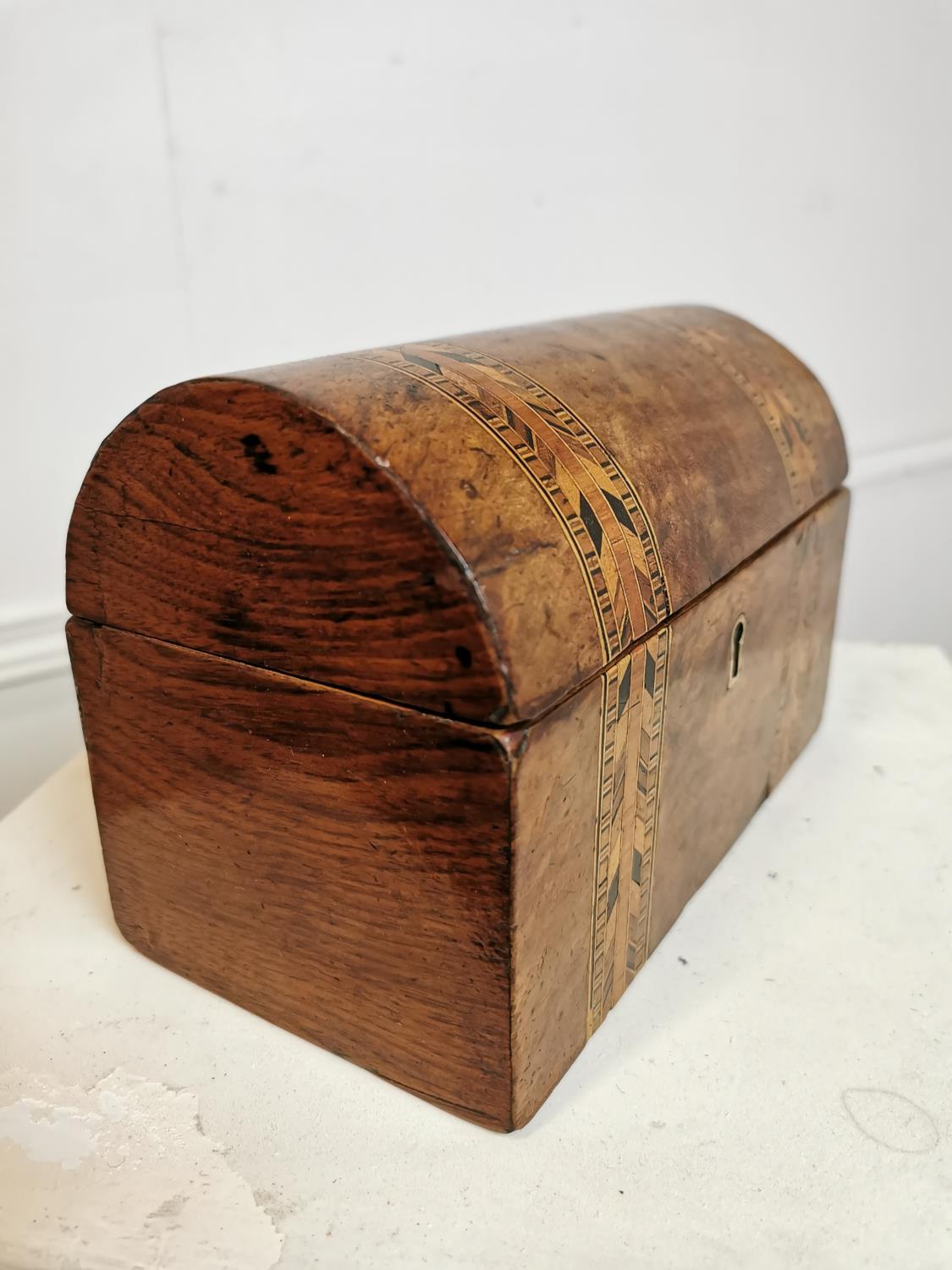 19th C. inlaid walnut dome topped tea caddy. - Bild 3 aus 4