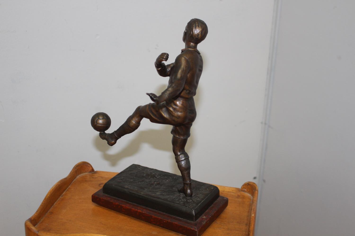 Bronze model of Footballer - Bild 2 aus 2