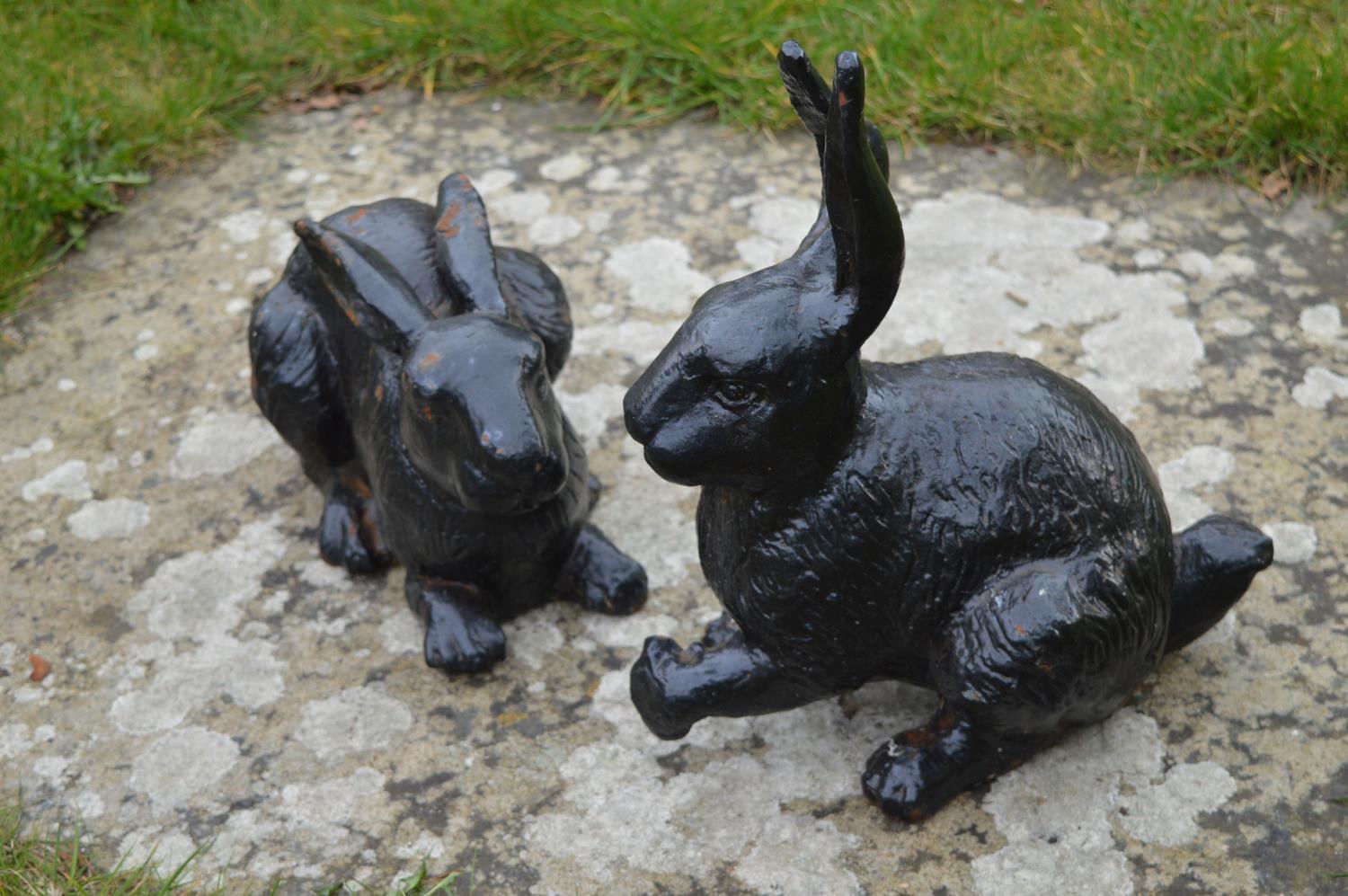 Pair of cast iron models of seated Rabbits. - Bild 2 aus 2