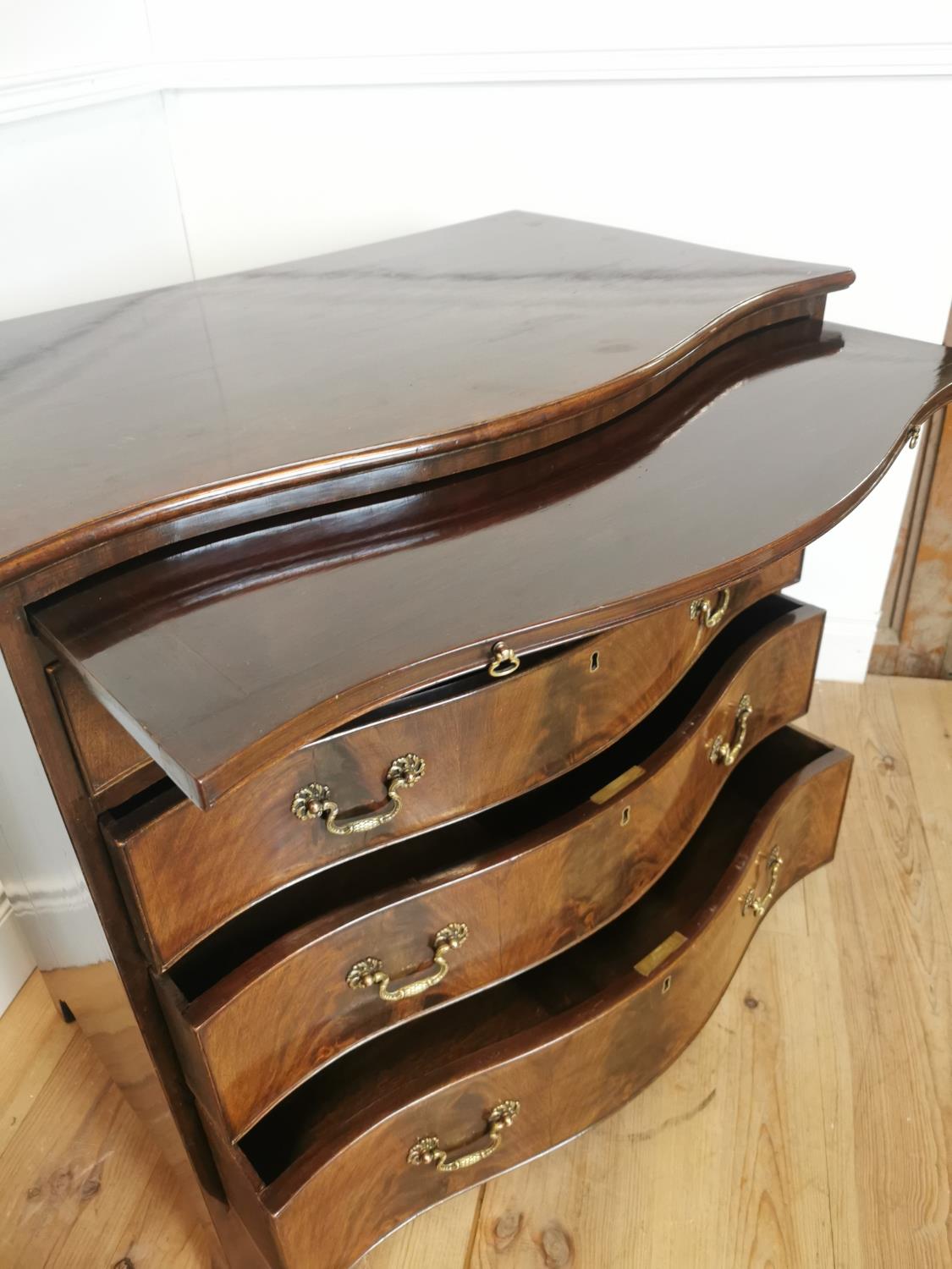 Good quality Edwardian serpentine fronted chest of drawers - Image 6 of 6