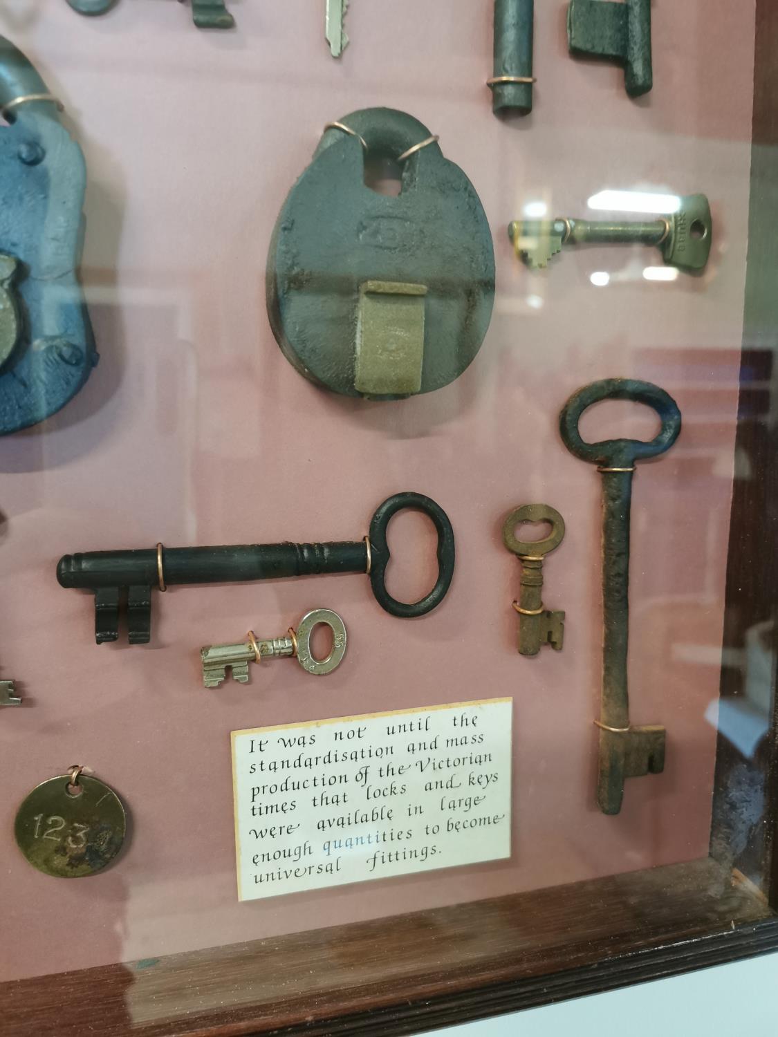 Framed montage of Victorian keys and locks. - Bild 2 aus 4