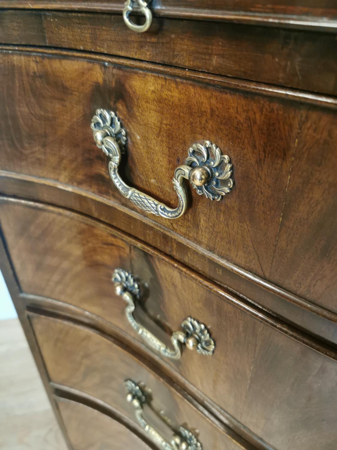 Good quality Edwardian serpentine fronted chest of drawers - Image 4 of 6