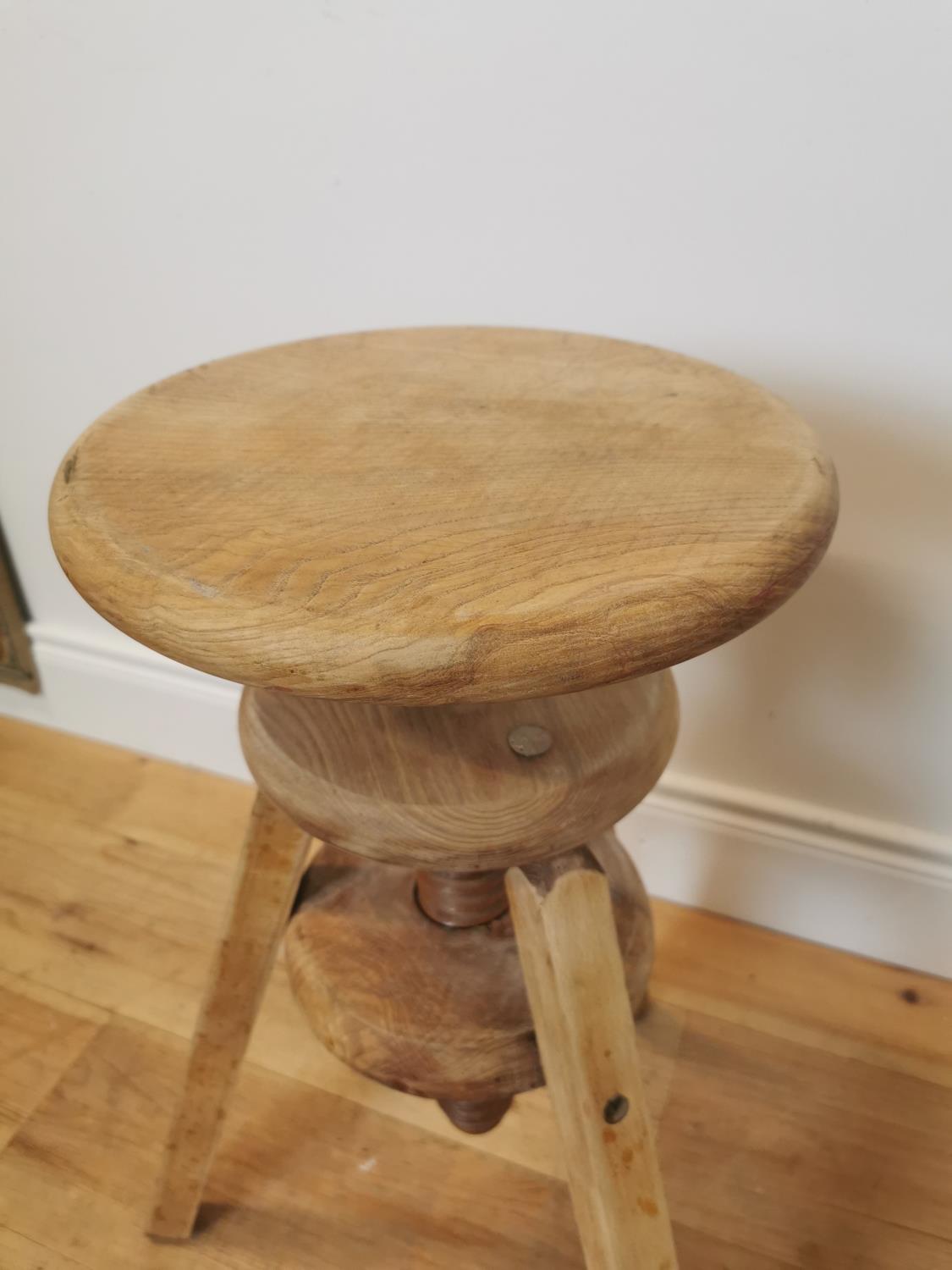 Pine revolving artist's stool - Image 3 of 3