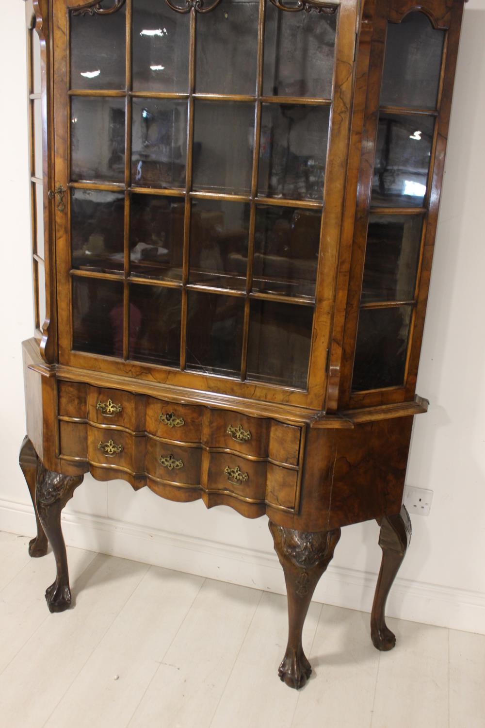 Burr walnut glazed two drawer cabinet - Bild 2 aus 8