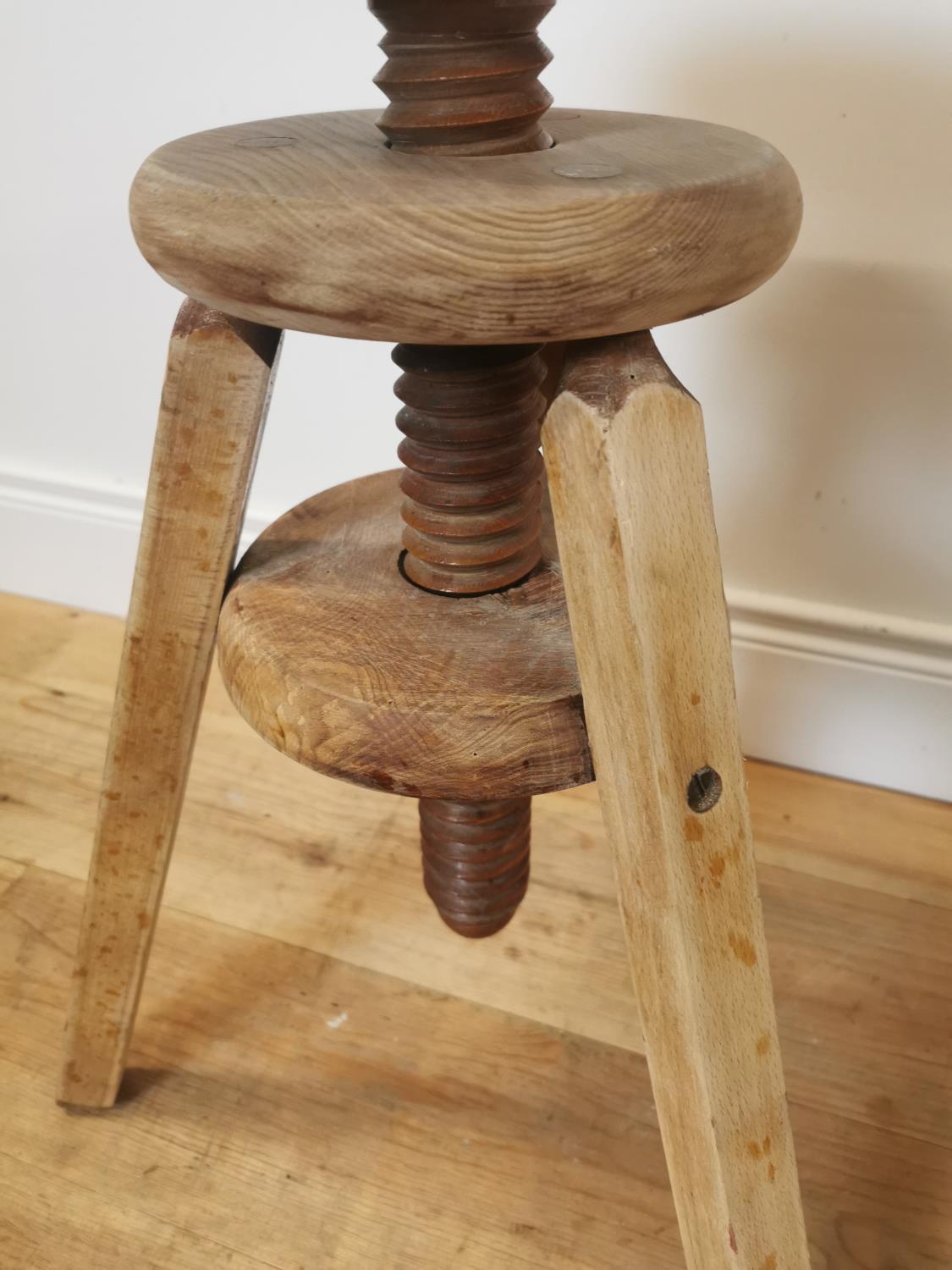 Pine revolving artist's stool - Image 2 of 3