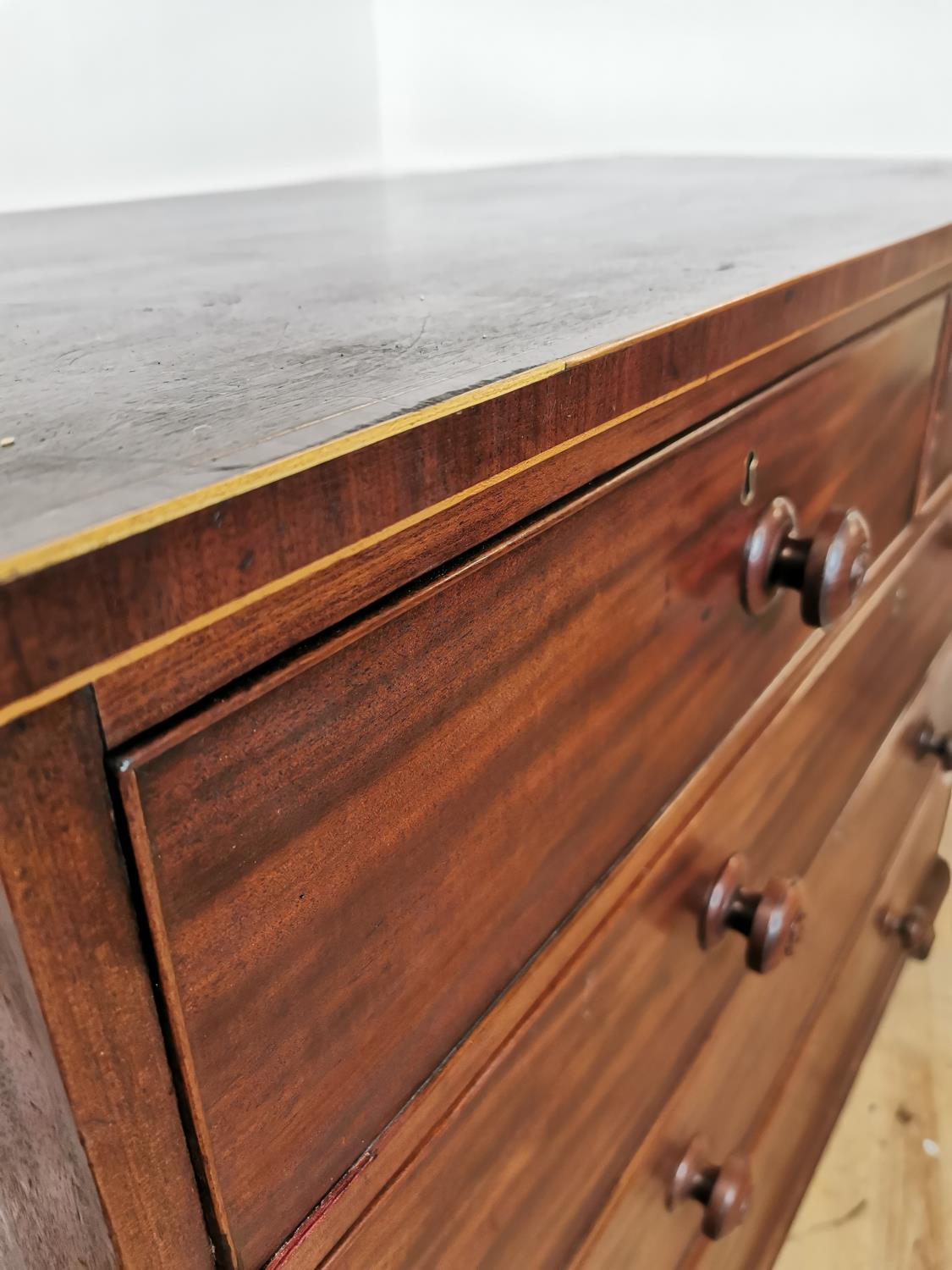 Good quality Georgian mahogany and satinwood chest of drawers - Image 3 of 6