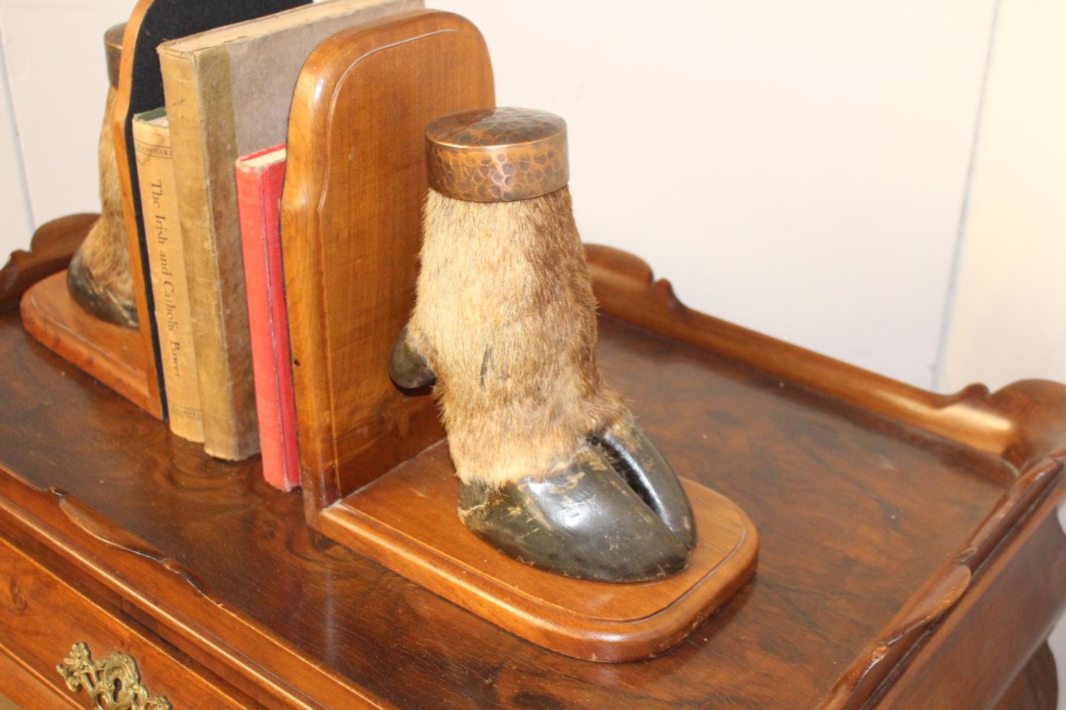 Pair of bookends with Hoof decoration. - Bild 2 aus 2