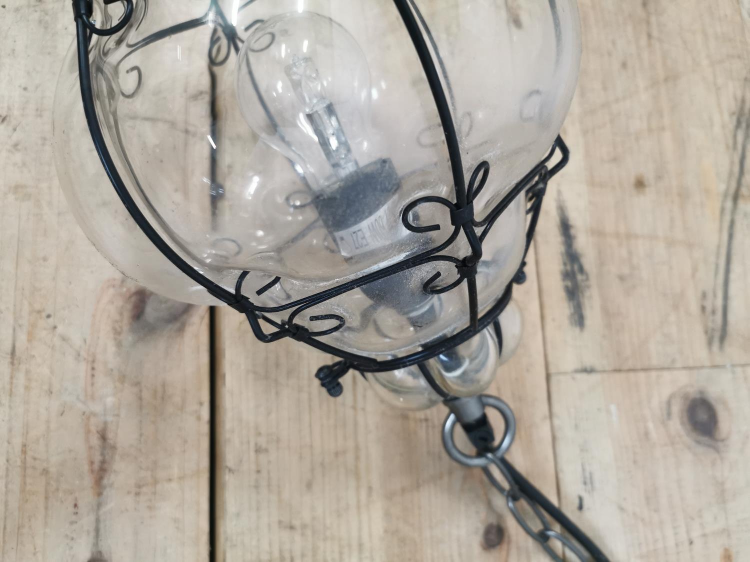 Pair of wrought iron and hand blown glass lanterns. - Bild 3 aus 3