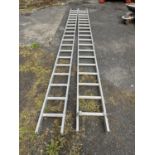 Aluminium extension ladder {960 cm H}