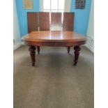 Superb mid-Victorian mahogany dining table with four extra leaves on turned legs and ceramic casters