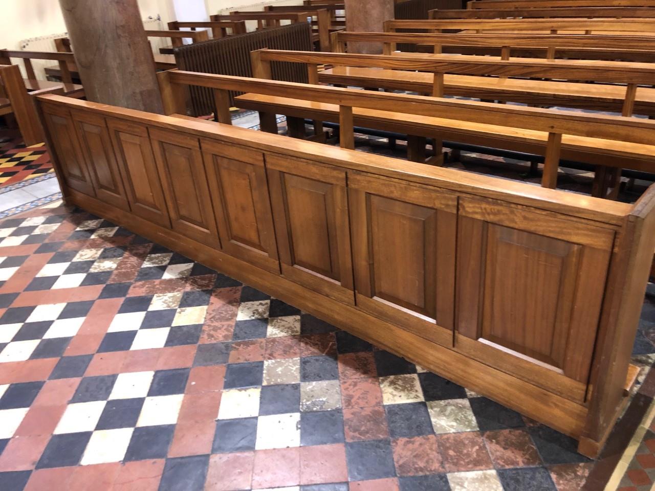 Two pews fronted with mahogany panels. - Bild 2 aus 2
