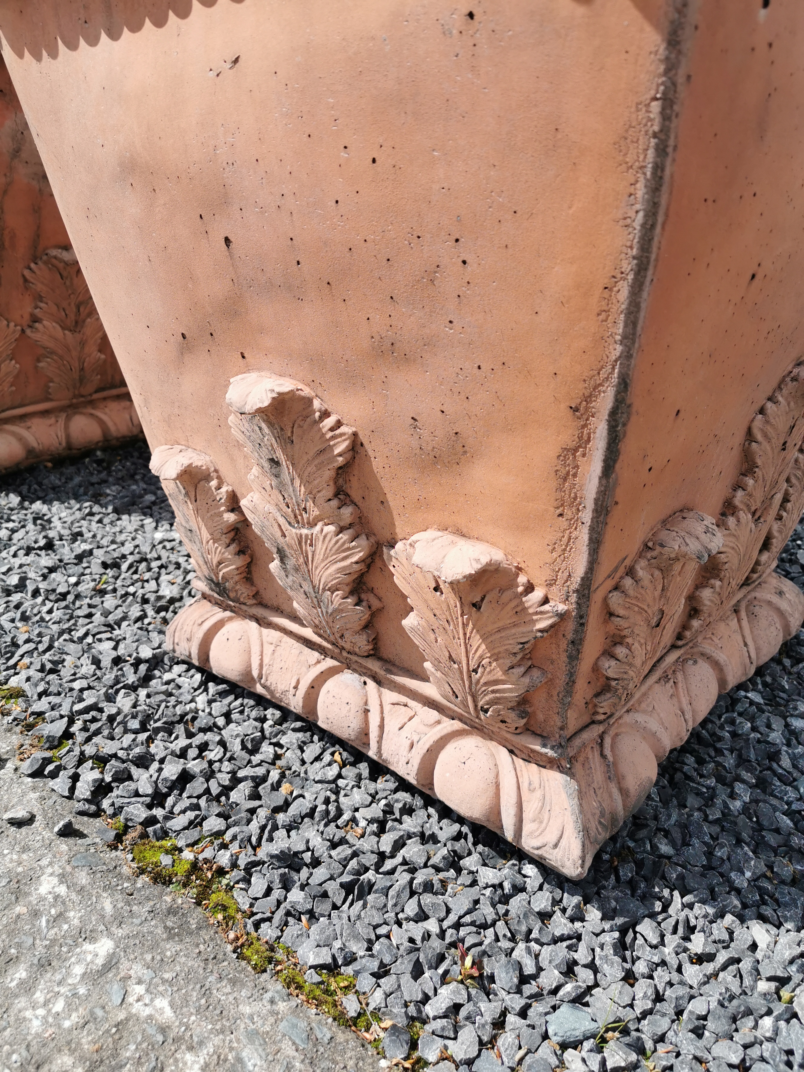 Pair of square terracotta planters decorated with acanthus leaf including boxwood bush - Bild 6 aus 6