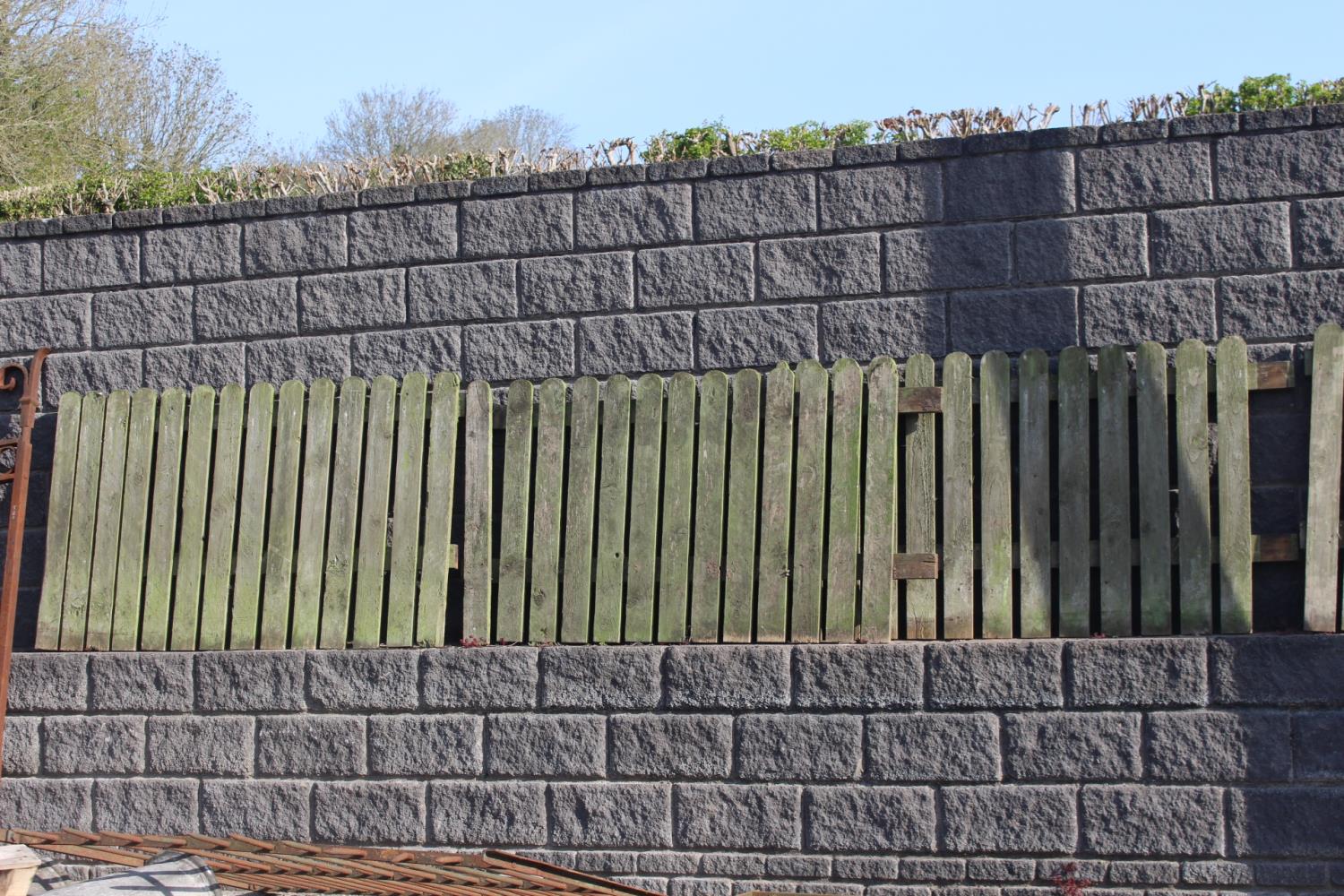 Collection of wooden picket fencing with two gates. {100 cm H x 31.7 Metres W x 5 cm D}. - Bild 2 aus 5