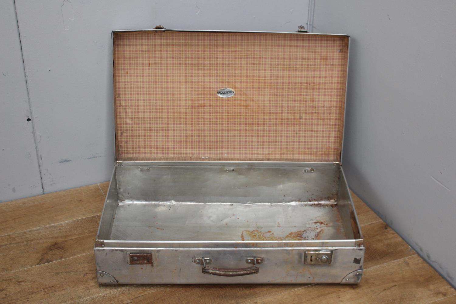 White metal suitcase {20 cm H x 74 cm W x 43 cm D}. - Bild 2 aus 2