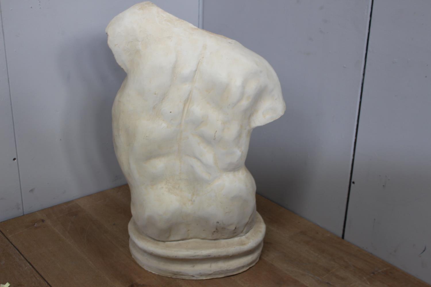 Moulded resin model of a male torso { 100cm H X 70cm W X 40cm D }. - Bild 2 aus 2