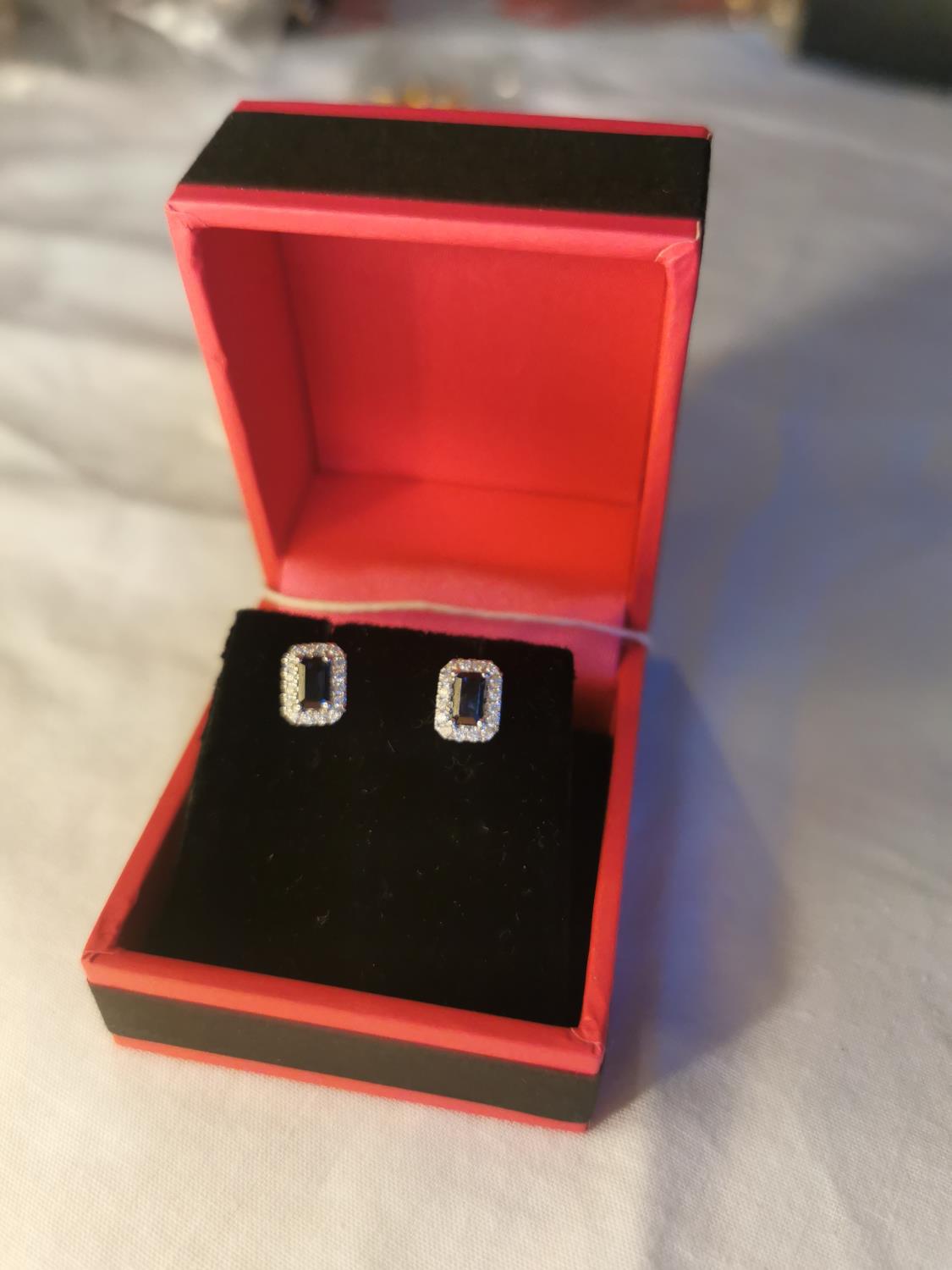 Pair of 18ct. White gold sapphire and diamond earrings. Estimated: weight of diamonds 82points / . - Bild 2 aus 4