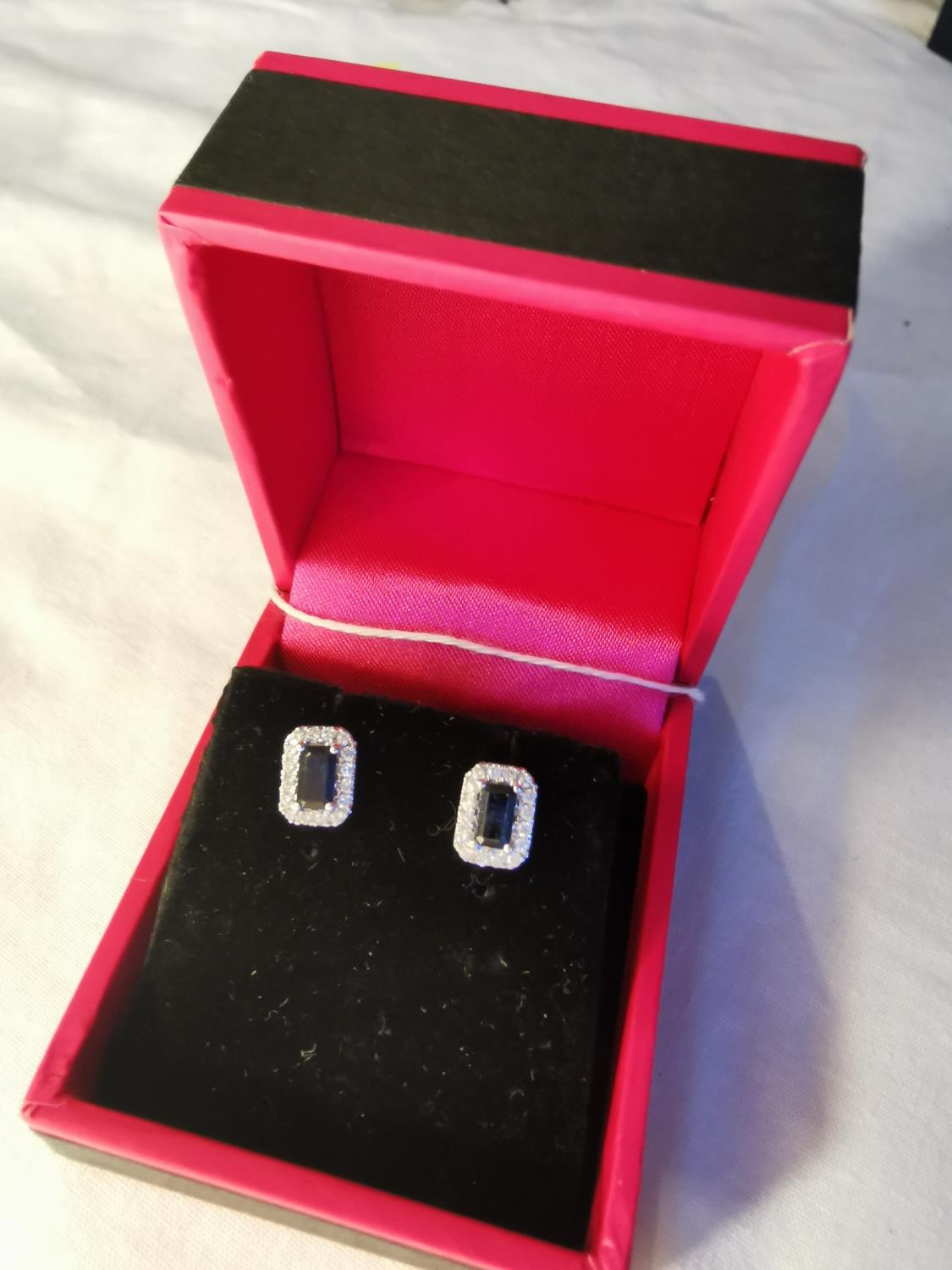 Pair of 18ct. White gold sapphire and diamond earrings. Estimated: weight of diamonds 82points / . - Bild 3 aus 4