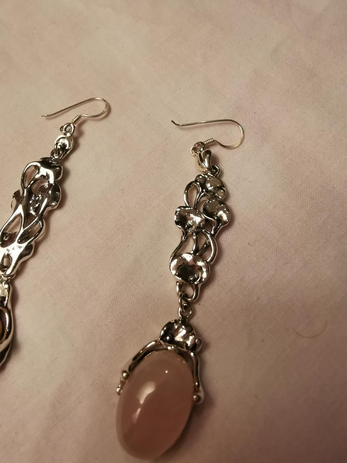 Pair of silver and rose quartz drop earrings. - Bild 3 aus 4