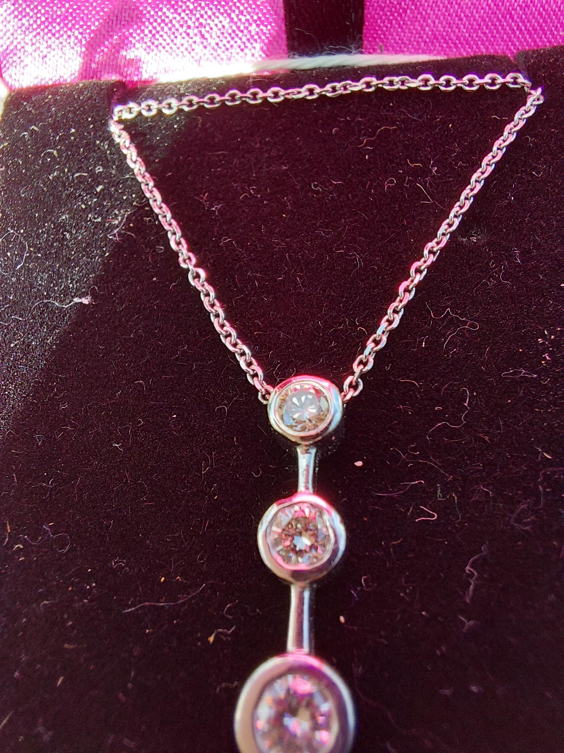 14ct. white gold diamond graduated drop pendant necklace Estimated: weight of diamonds 45 points/. - Bild 4 aus 4