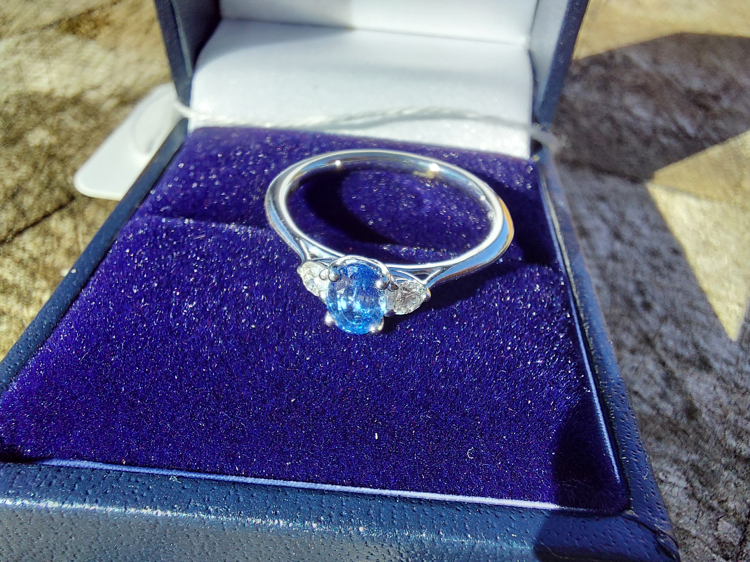 18ct. white gold tanzanite and diamond three stone ring Size: L - Bild 2 aus 6