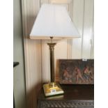 Good quality brass Corinthian column table lamp {74 cm H x 36 cm D x 36 cm W}.