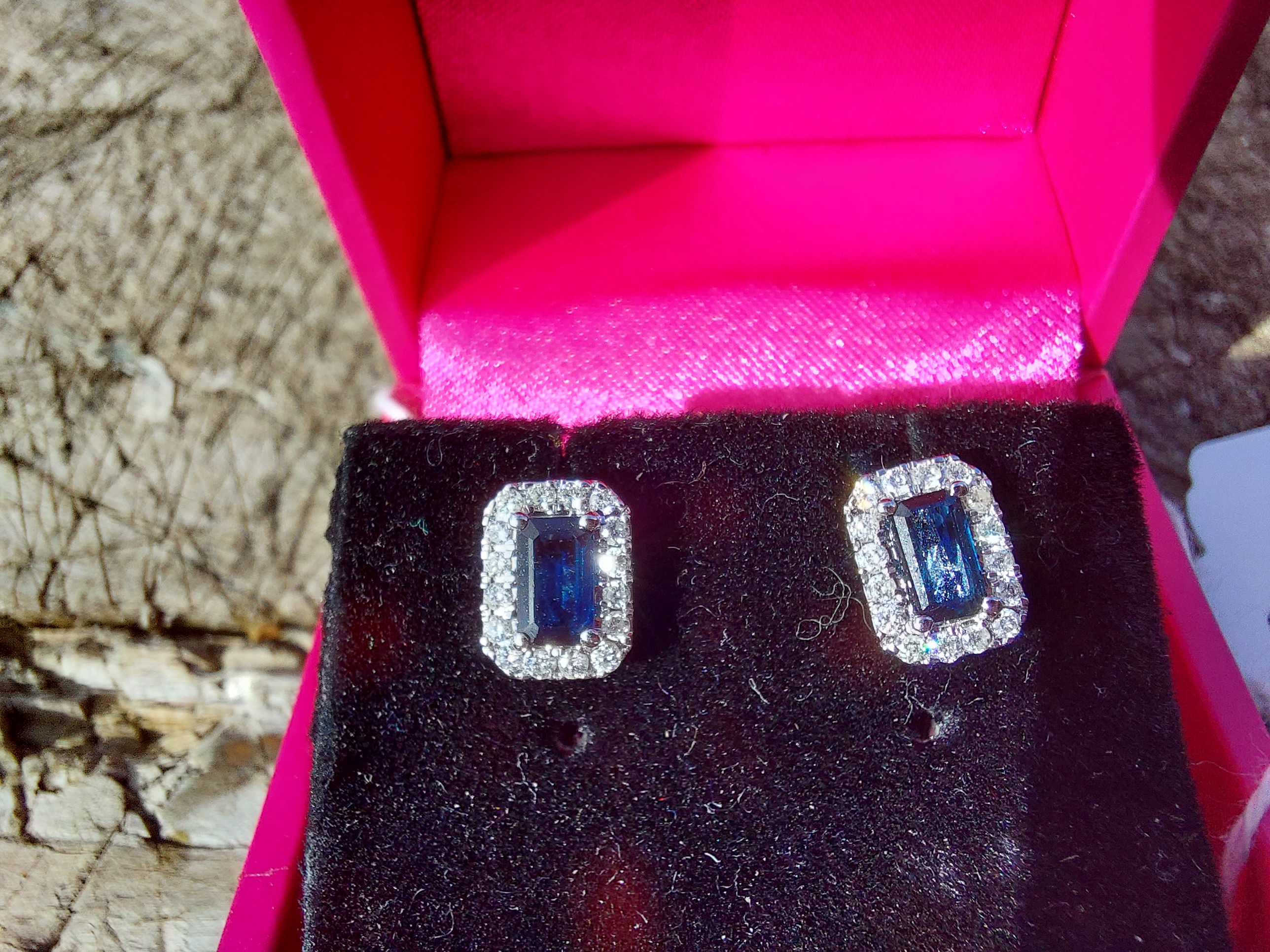 Pair of 18ct. White gold sapphire and diamond earrings. Estimated: weight of diamonds 82points / . - Bild 4 aus 4