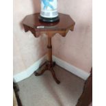 Good quality 19th C. mahogany lamp table raised on turned column and three outswept feet {81 cm H