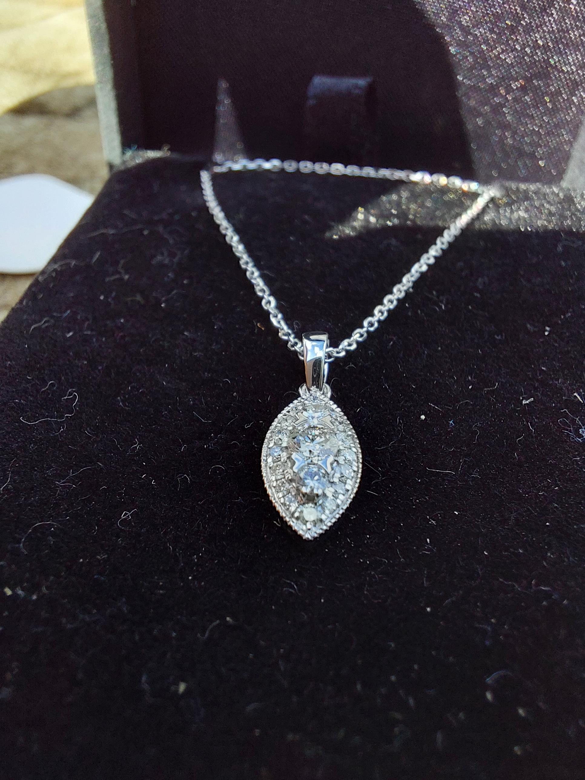 18ct. white gold diamond pendant necklace on gold chain. - Bild 4 aus 5