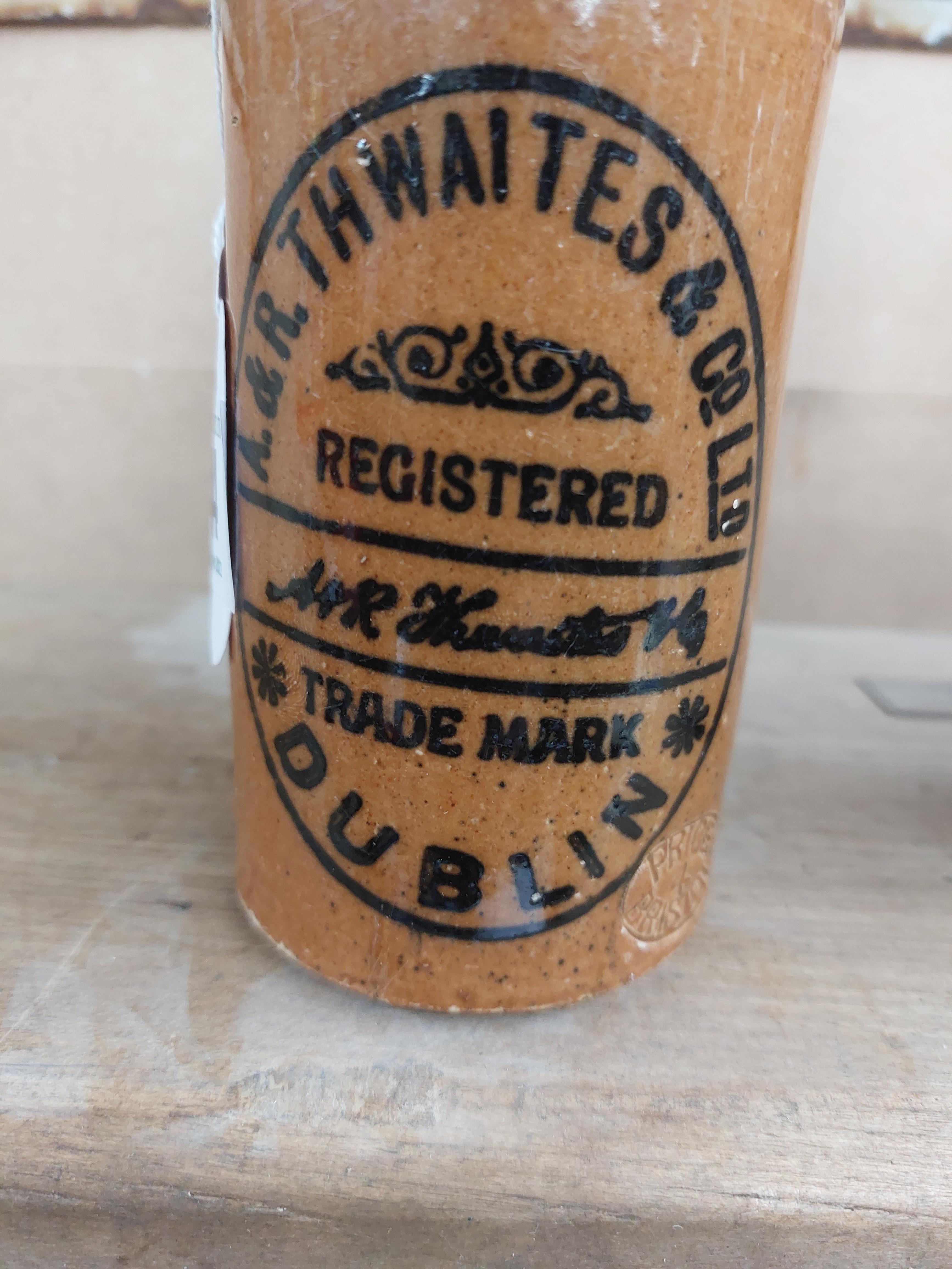 A R Thwaites Dublin stoneware Ginger beer bottle. {17 cm H x 7 cm Dia}. - Bild 3 aus 3