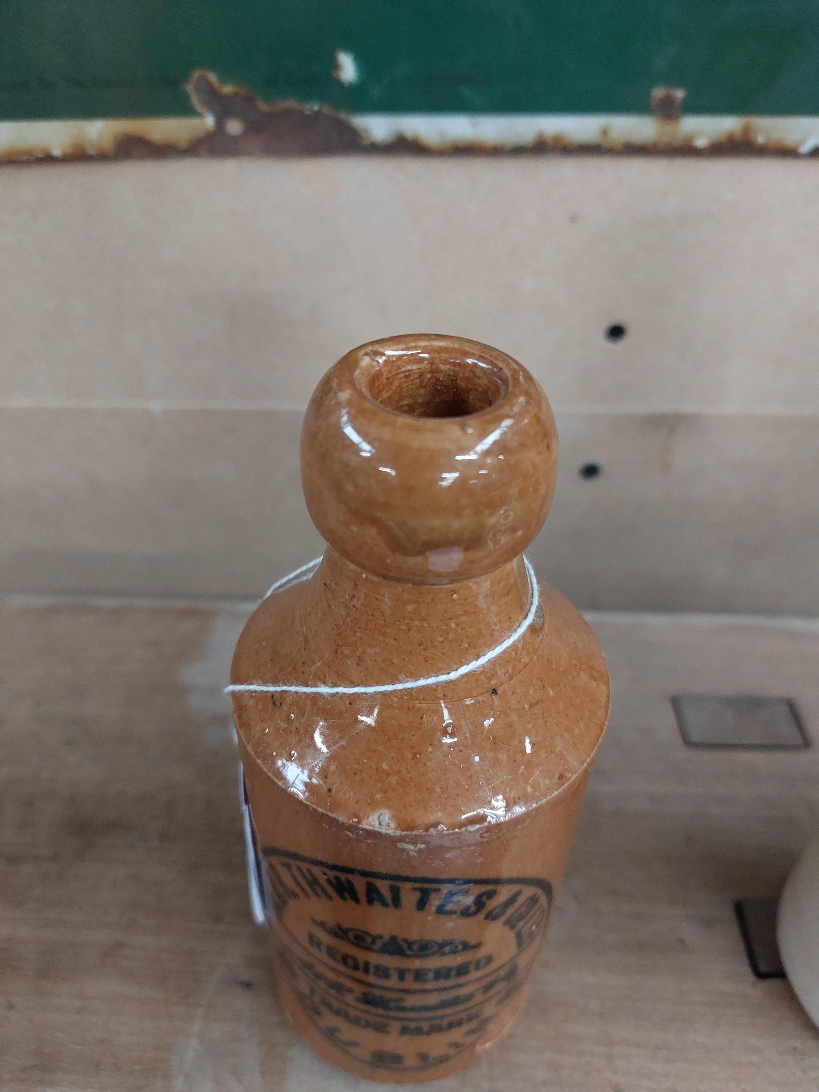 A R Thwaites Dublin stoneware Ginger beer bottle. {17 cm H x 7 cm Dia}. - Bild 2 aus 3