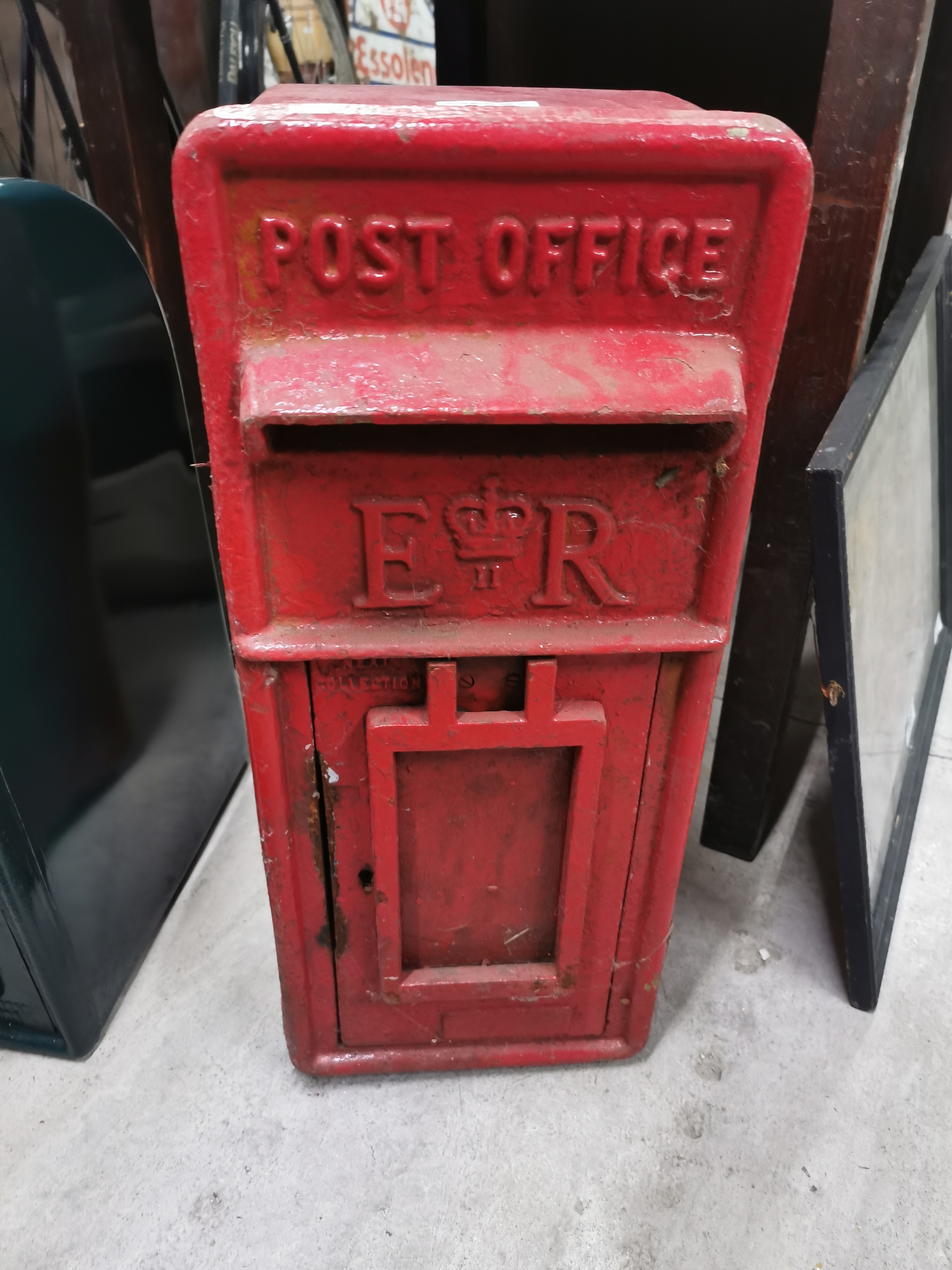 Cast iron metal Post Box. {63 cm H x 27 cm W x 34 cm D}. - Bild 2 aus 2