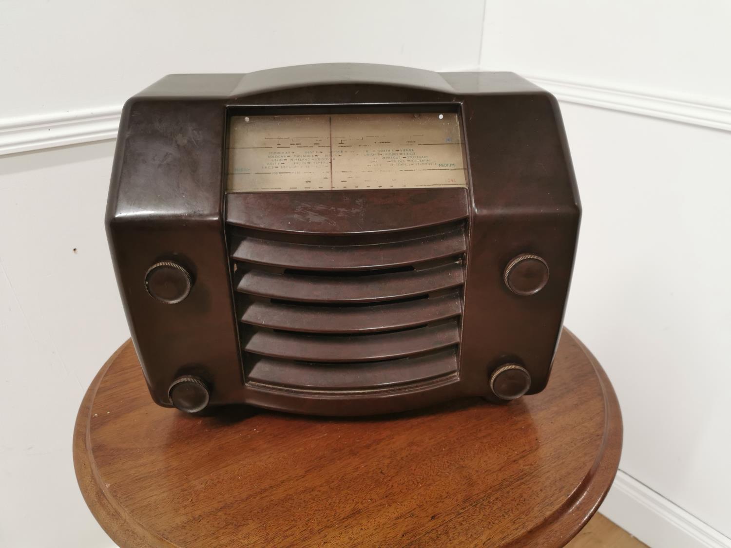 Bakelite radio with original back { 24cm H X 30cm W X 20cm D }