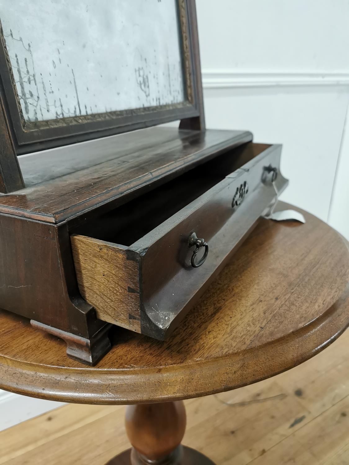 Georgian mahogany dressing table mirror over one long drawer on ogee feet. {69 cm H x 51 cm W x 23 - Image 4 of 4