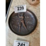 Bronze change tray depicting a golfer. { 10 cm Dia}.