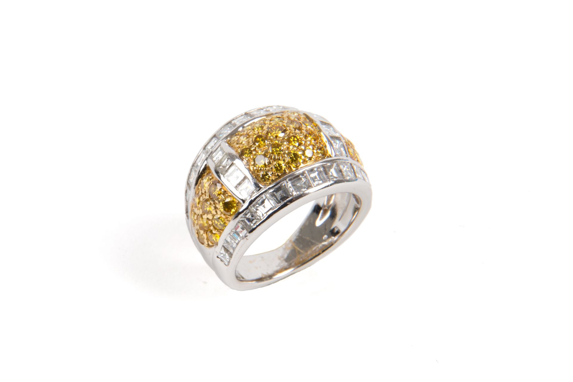 White gold ring with fancy yellow diamonds and natural diamonds