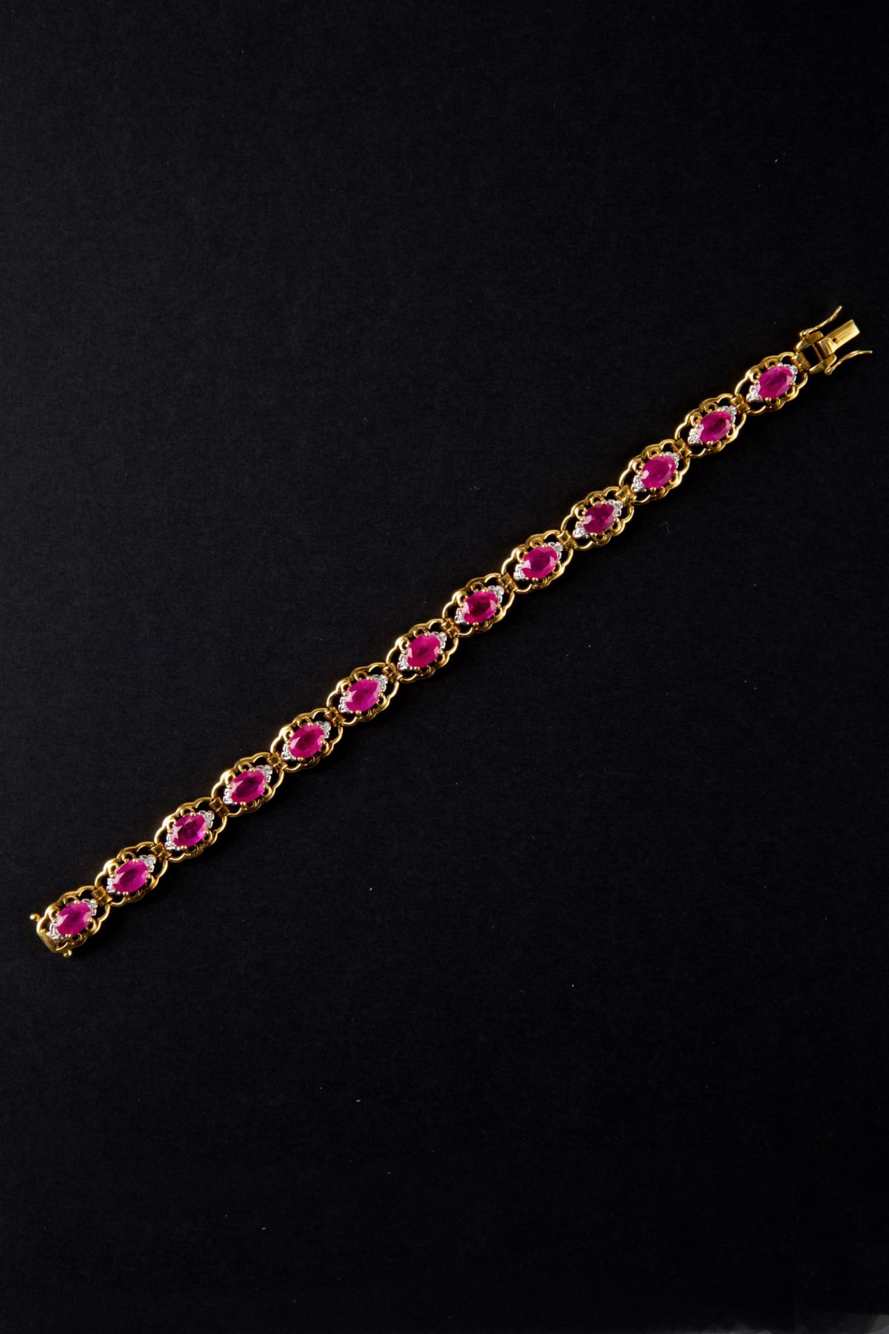 Bracelet in gold, rubies and diamonds