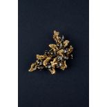 Gold brooch with starry hard stones