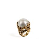 Yellow gold ring with pearl