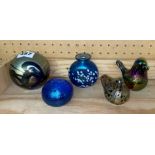 SELECTION OF IRIDESCENT OIL SLICK PAPERWEIGHTS INCLUDING ISLE OF WHITE AND BIRDS (POSSIBLY JOHN