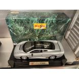 MAISTO JAGUAR XJ220 SCALE MODEL 1:12 ON PLINTH